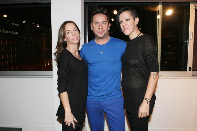 Ο Γιώργος Μαζωνάκης με τις αδελφές του, Βάσω και Μαρία, το 2014/ NDP