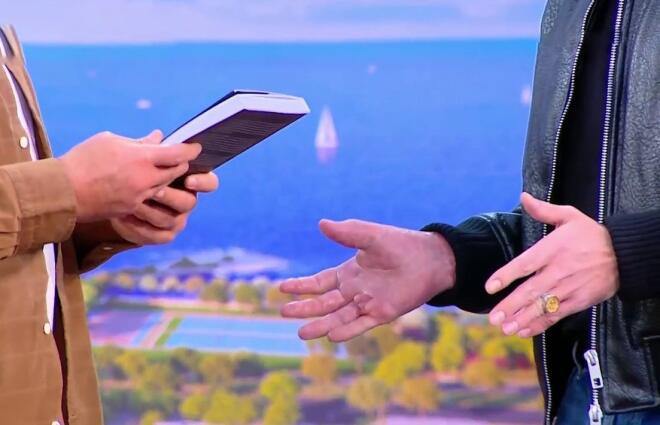 Ο Άρης Μουγκοπέτρος έδειξε το τεχνητό μέλος στην εκπομπή του Γιώργου Λιάγκα