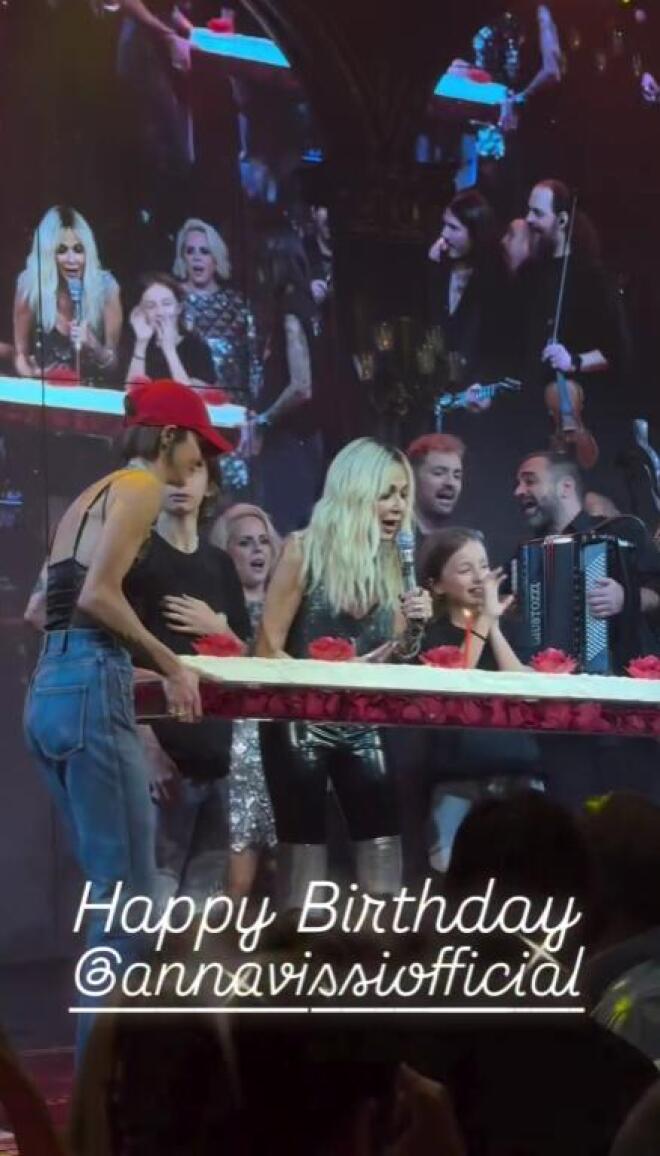 Άννα Βίσση: Γενέθλια επί σκηνής! Η έκπληξη της κόρης της με τα εγγόνια της