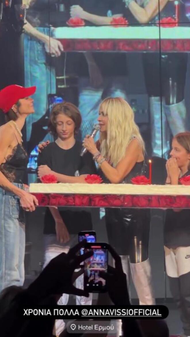 Άννα Βίσση: Γενέθλια επί σκηνής! Η έκπληξη της κόρης της με τα εγγόνια της