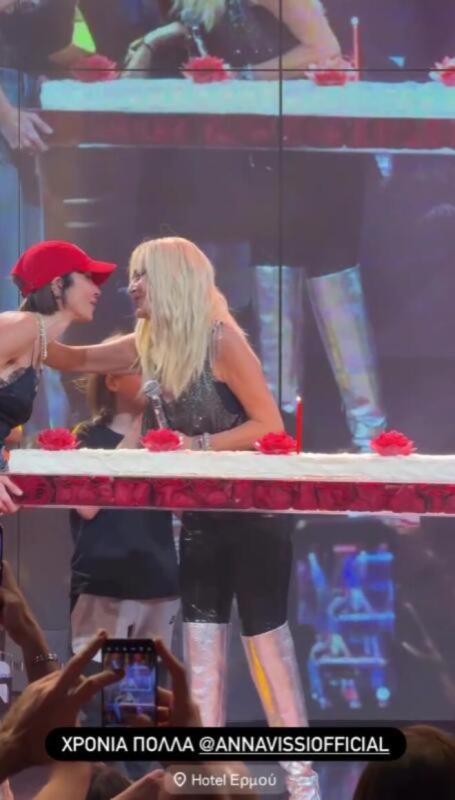 Άννα Βίσση: Γενέθλια επί σκηνής! Η έκπληξη της κόρης της με τα εγγόνια της