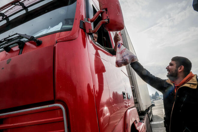 Αγρότες μοιράζουν προϊόντα στα διόδια Μακρυχωρίου / Eurokinissi