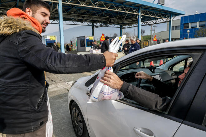 Παραμένουν στα μπλόκα οι αγρότες - Σηκώνουν τις μπάρες στα διόδια