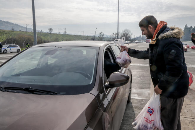 Παραμένουν στα μπλόκα οι αγρότες - Σηκώνουν τις μπάρες στα διόδια