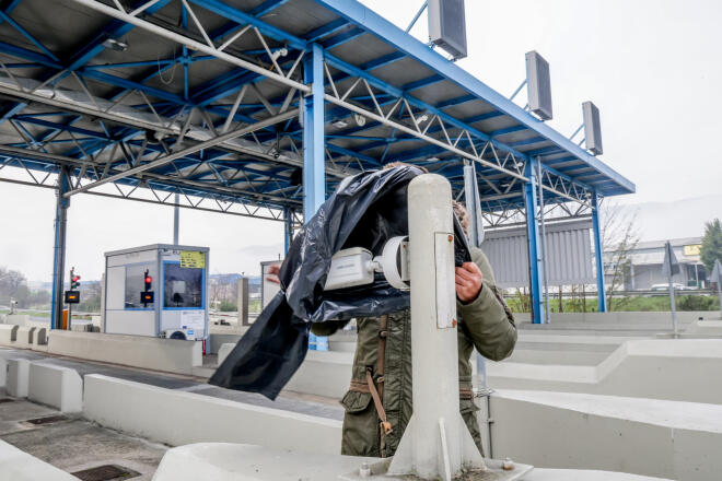 Παραμένουν στα μπλόκα οι αγρότες - Σηκώνουν τις μπάρες στα διόδια