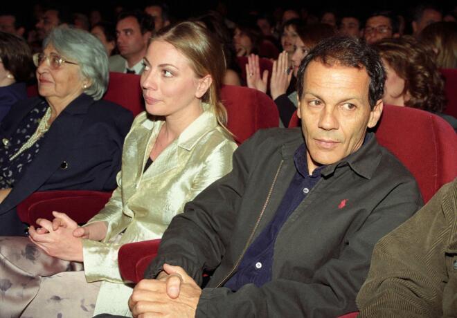 Σμαράγδα Καρύδη-Σταύρος Ξαρχάκος σε θεατρική πρεμιέρα, τον Μάιο του 1999/ NDP