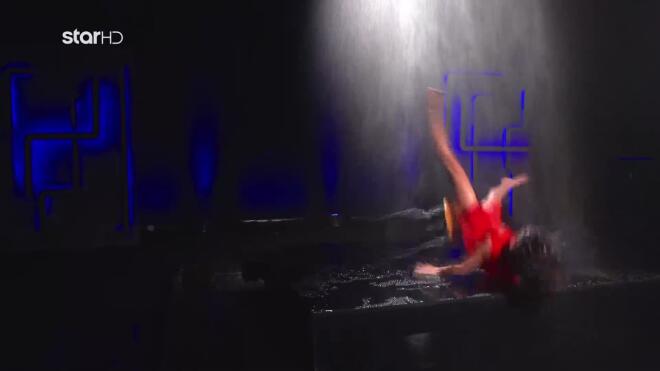 Το ατύχημα της Ειρήνης όταν έπεσε από καρέκλα κατά τη διάρκεια φωτογράφισης