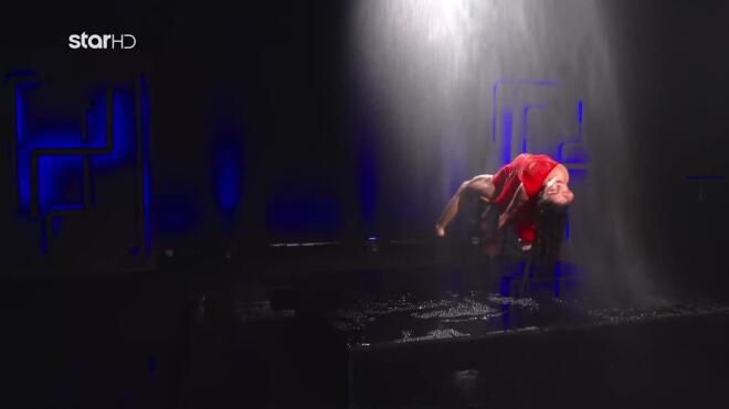 Το ατύχημα της Ειρήνης όταν έπεσε από καρέκλα κατά τη διάρκεια φωτογράφισης