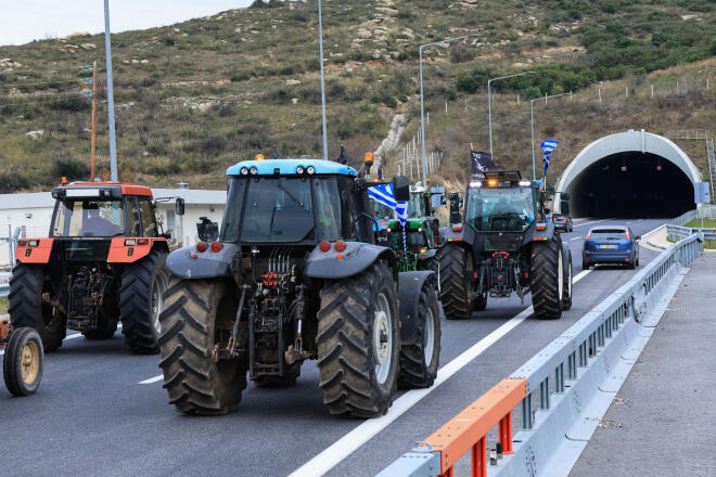 Μπλόκο των  αγροτών σε σήραγγα των Τεμπών  