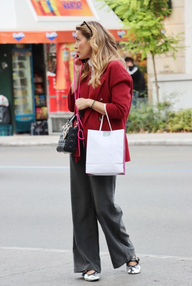 Μαριέττα Χρουσαλά: Χριστουγεννιάτικη βόλτα στο Κέντρο με crop πουκάμισο