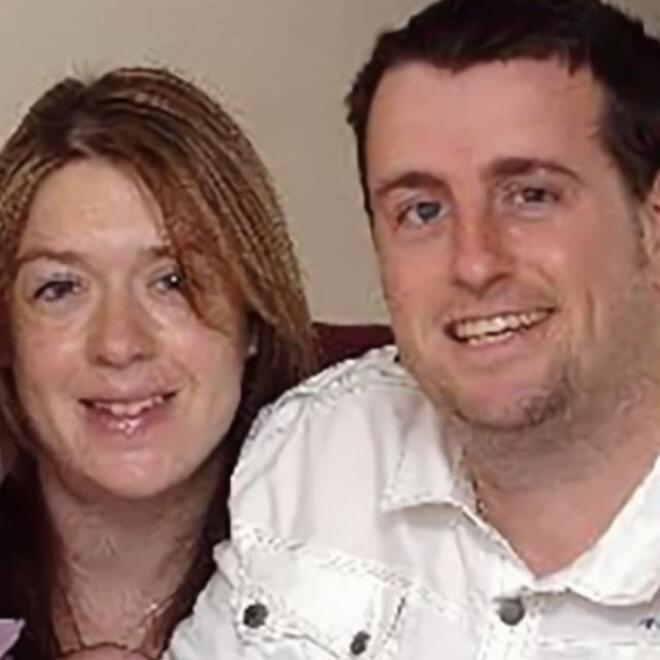 Η Τζοάν Γιανγκ παραιτήθηκε του δικαιώματός της στην ανωνυμία και ζητά την τιμωρία του πρώην σύζύγου της