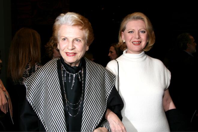 Έλενα Ακρίτα με τη μητέρα της, Σύλβα σε θεατρική πρεμιέρα, το 2010/ NDP