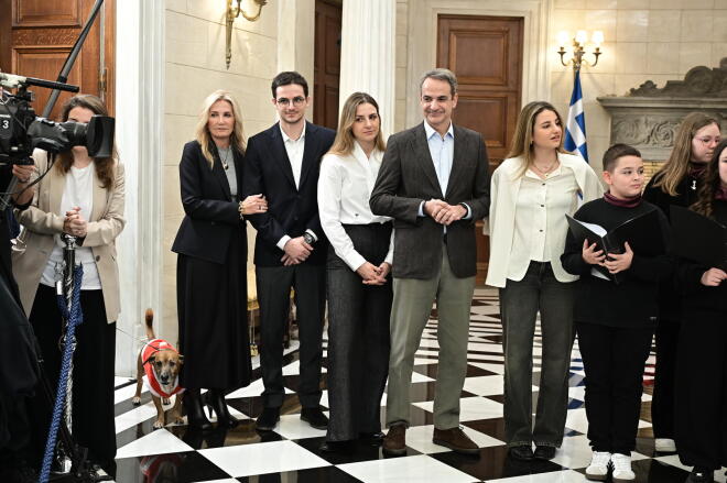 ο πρωθυπουργός και η οικογένειά του ακούν τα κάλαντα