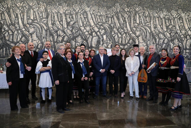 Τα κάλαντα στον Δημήτρη Κουτσούμπα 1