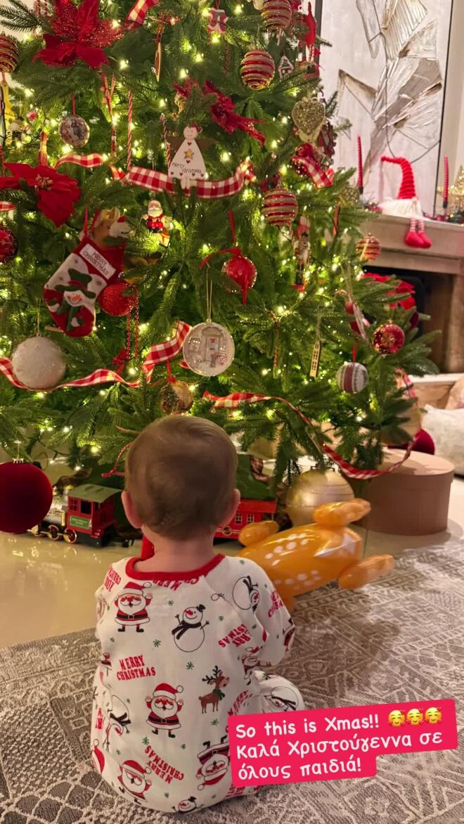 Ανθή Βούλγαρη: Απαθανατίζει τον 9 μηνών γιο της, Μάριο, κάτω από το Χριστουγεννιάτικο δέντρο