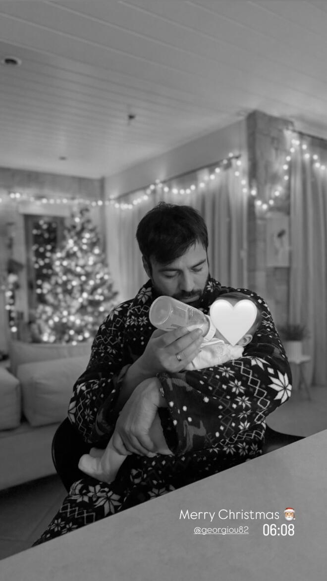Ανδρέας Γεωργίου: Ταΐζει την κόρη του μπροστά στο στολισμένο δέντρο