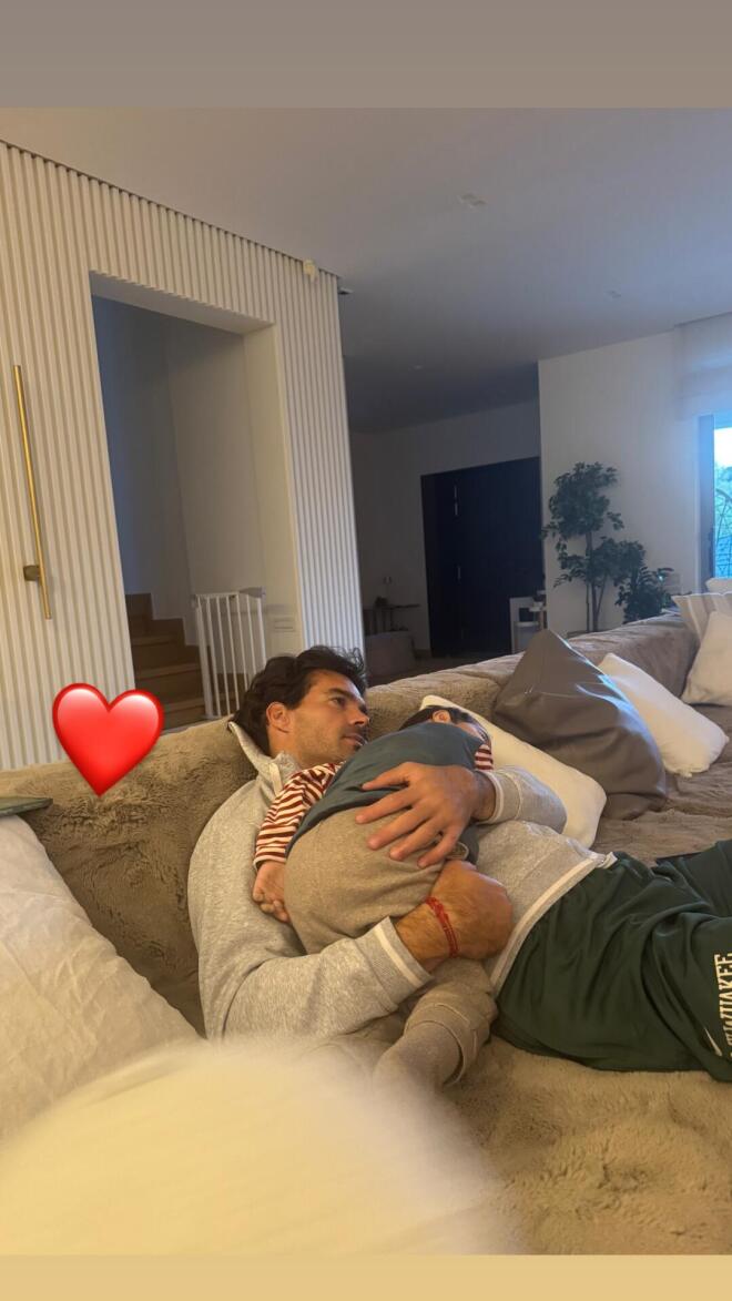 Η τρυφερή στιγμή πατέρα και γιου