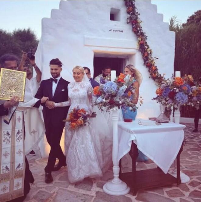 Οι γάμοι της χρονιάς 2025: Τα διάσημα ζευγάρια που παντρεύτηκαν φέτος