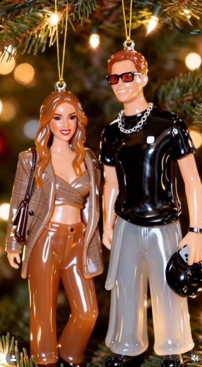 Η Αθηνά Οικονομάκου και ο Μπρούνο Τσερέλα στόλισαν το δέντρο με τα ομοιώματά τους