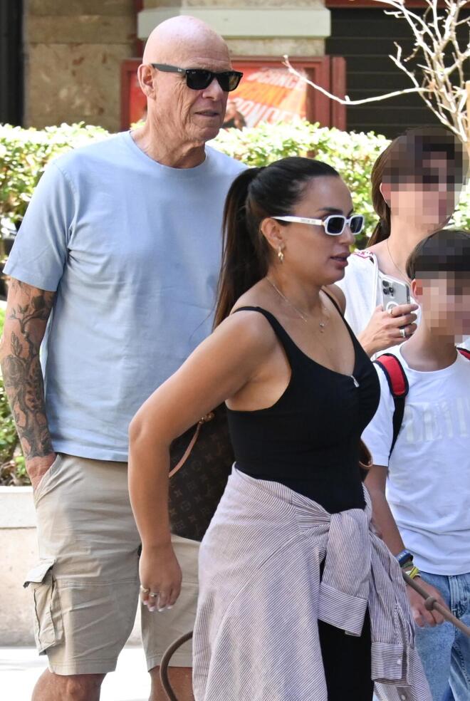 Ο Τζώνη Καλημέρης και η Ελπίδα Ιακωβίδου σε έξοδό τους το καλοκαίρι/ φωτογραφία από NDP/ NIKOLAREAS, DASKALAKIS, POUPOULIDOY