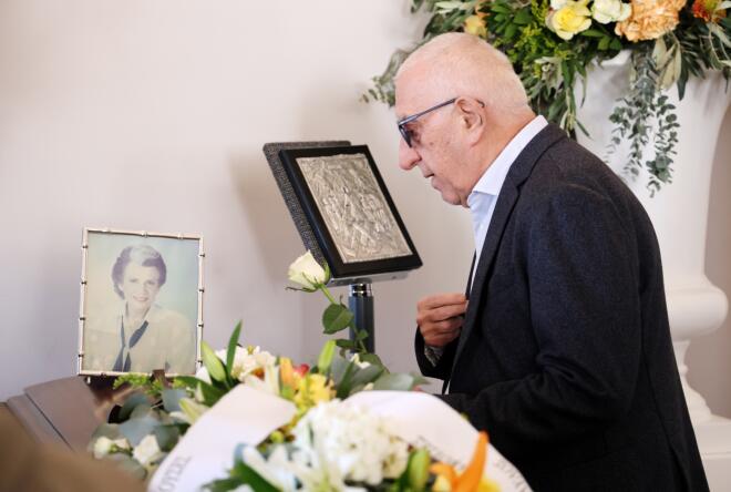 Σύλβα Ακρίτα: Ράκος η Έλενα Ακρίτα στο τελευταίο αντίο στη μητέρα της