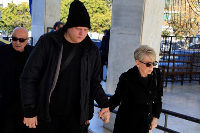 Η Έλενα Ακρίτα στην κηδεία της μητέρας της με τον γιο της Παύλο Αρζόγλου  