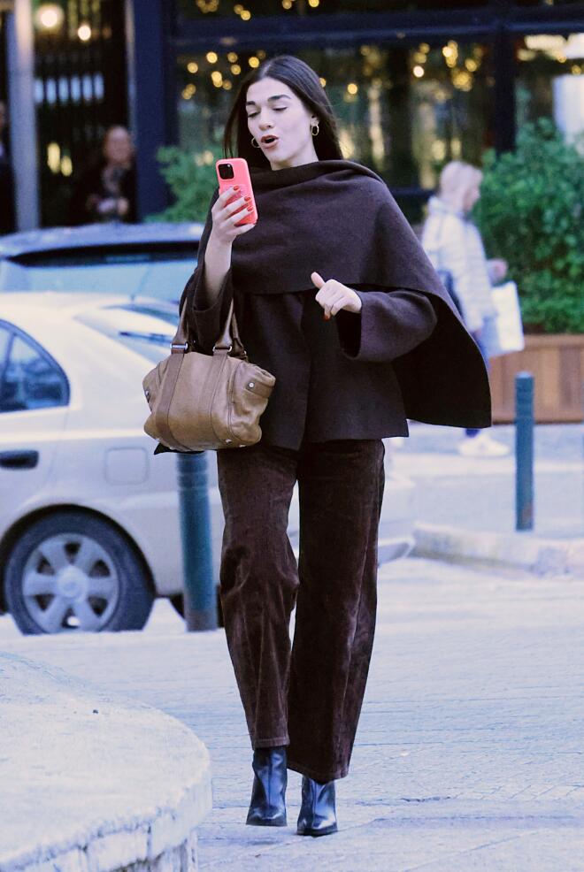 Η Μελίνα Νικολαΐδη σε χριστουγεννιάτικη βόλτα στη Γλυφάδα