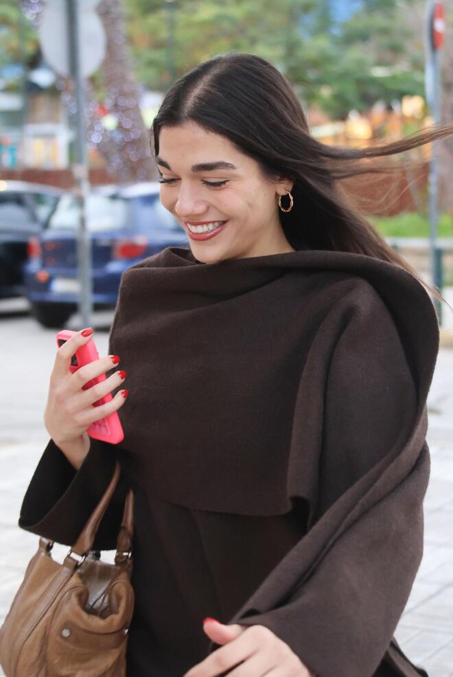 Γιορτινή βόλτα στη Γλυφάδα για τη Μελίνα Νικολαΐδη