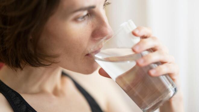 Ποιο είναι το καλύτερο πρωινό ρόφημα, το οποίο, σύμφωνα με τους διατροφολόγους, προσφέρει ενυδάτωση, βοηθά στην πέψη, τη μνήμη και στην καλή ψυχολογία; H απάντηση είναι: το νερό