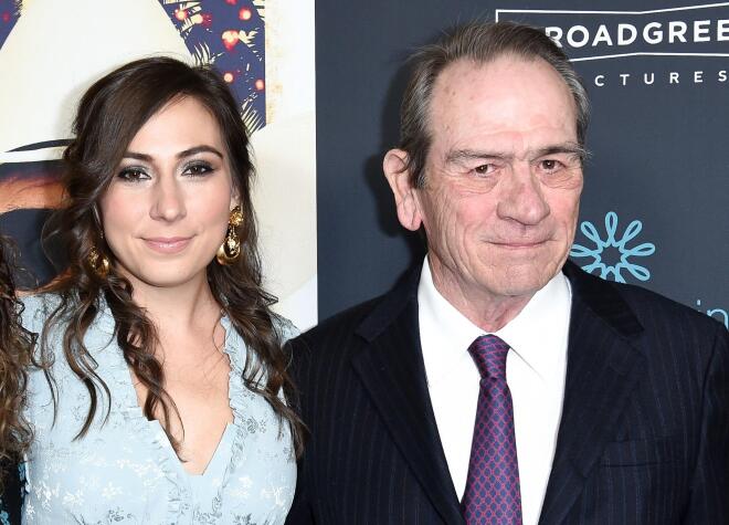 Ο Τόμι Λι Τζόουνς με την κόρη του Βικτόρια