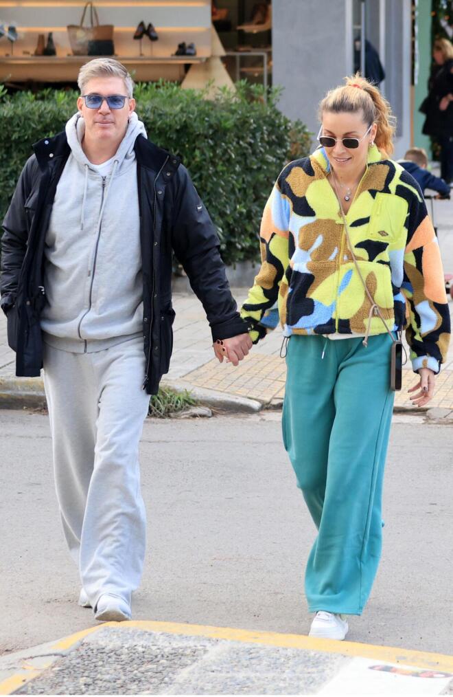 Μαριέττα και Λέοντας χέρι- χέρι στη Γλυφάδα/ φωτογραφία από ndpphoto.gr