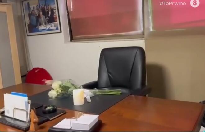 Γιώργος Παπαδάκης: Λευκά τριαντάφυλλα και ένα αναμμένο κερί στο γραφείο του