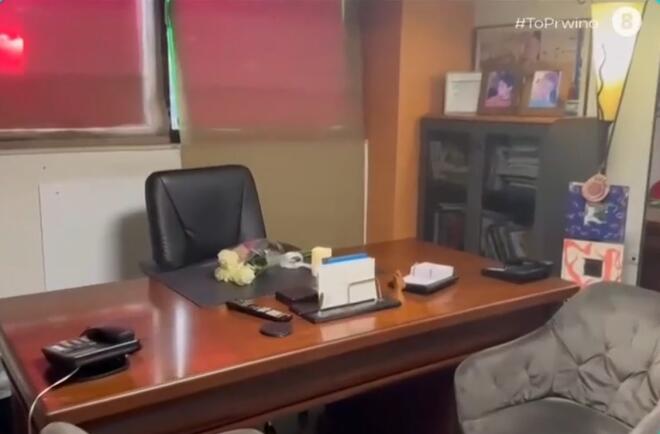 Παπαδάκης: Λευκά τριαντάφυλλα και ένα αναμμένο κερί στο γραφείο του