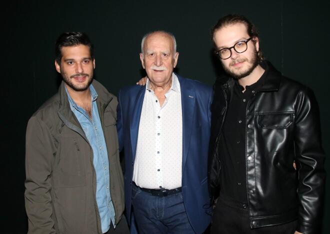 Ο Γιώργος Παπαδάκης ανάμεσα στους γιους του Φοίβο και Ιάσονα