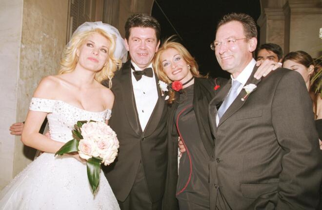 Η Νατάσα Θεοδωρίδου κι ο Ανδρέας Φουστάνος με τους κουμπάρους τους Ελένη Μενεγάκη και Γιάννη Λάτσιο 