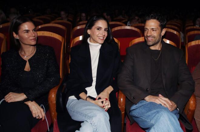 Η Αλεξάνδρα Νίκα ανάμεσα στον σύζυγό της Κωνσταντίνο Αργυρό και τη μητέρα της, Μιράντα Πατέρα