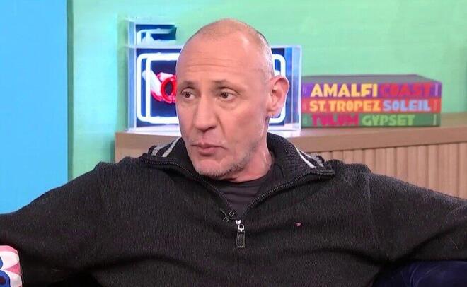 Τον Κλέωνα Γρηγοριάδη βλέπουμε ξάνα στις μικρές μας οθόνες μέσα από την επανάληψη της σειράς Κάτι τρέχει με τους δίπλα