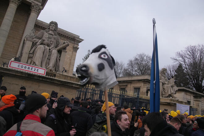Αγρότες στο Παρίσι διαδηλώνουν κατά την υπογραφή της συμφωνίας Mercosur/ AP Christophe Ena