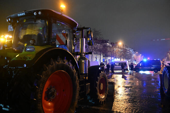 Γάλλοι αγρότες με τα τρακτέρ τους παρατεταμένα στα Ηλύσια Πεδία/ AP Emma Da Silva