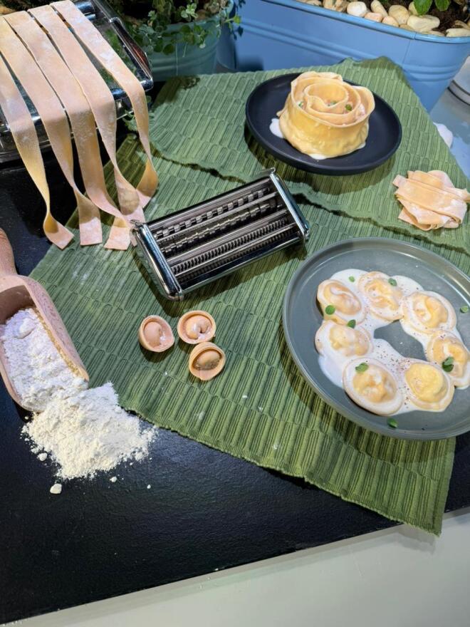 Πεντανόστιμα ραβιόλια με κρέμα παρμεζάνας