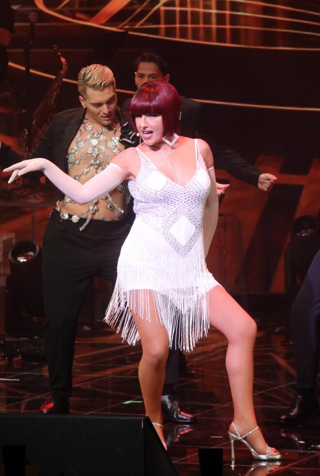 Έλενα Παπαρίζου: Η σέξι μεταμόρφωση σε ντίβα του καμπαρέ καθήλωσε το κοινό