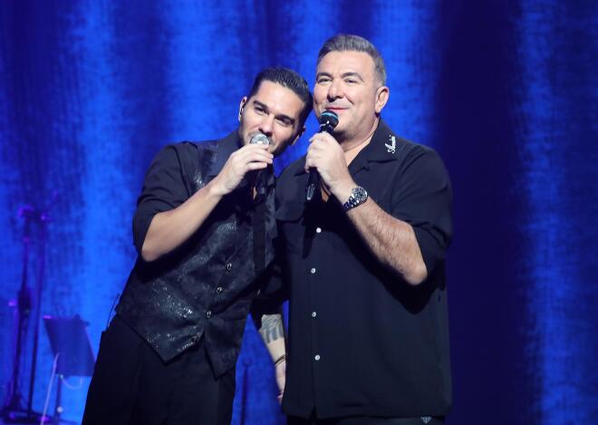 Ο Αντώνης Ρέμος με τον Χρήστο Μάστορα στη σκηνή του NOX