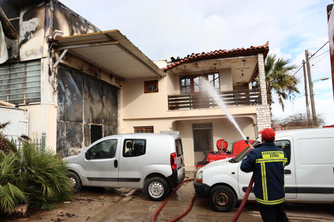 Φωτιά σε αποθήκη εργοστασίου στο Κορωπί