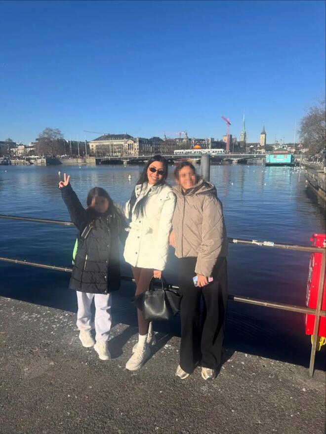 Σρόιτερ - Μπούκη: Φωτογραφίες από το ταξίδι στη Ζυρίχη με τις κόρες τους