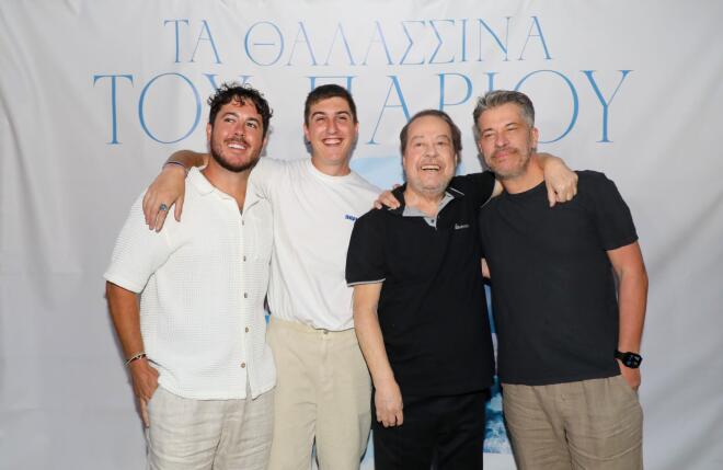 Ο Γιάννης Πάριος αγκαλιά με τους τρεις γιους του στην ακρόαση του δίσκου του «Τα θαλασσινά του Πάριου» / NDP Photo Agency - Νίκος Δρούκας