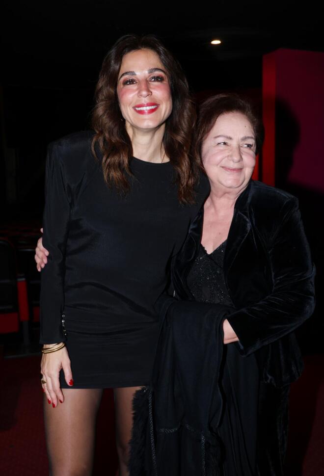 Κατερίνα Παπουτσάκη: Αγκαλιά με τη μητέρα της στο θέατρο