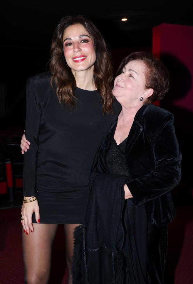 Κατερίνα Παπουτσάκη: Αγκαλιά με τη μητέρα της στο θέατρο