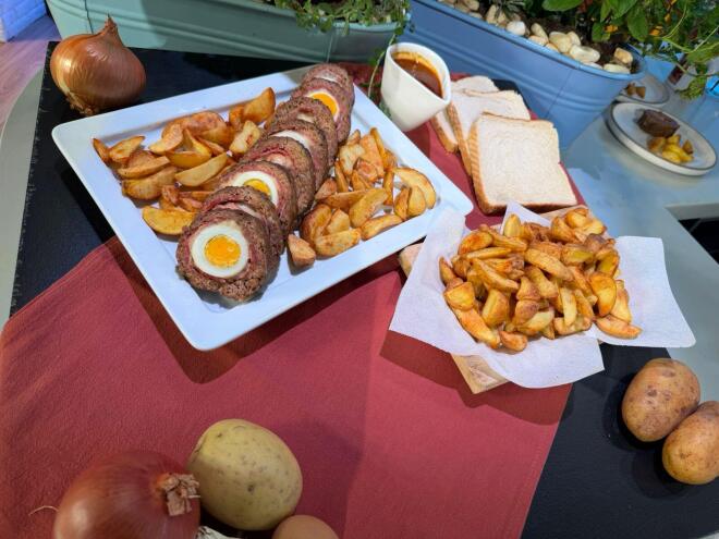 Φτιάξε μόνος/ η σου ρολό κιμά γεμιστό με αυγά και μπέικον