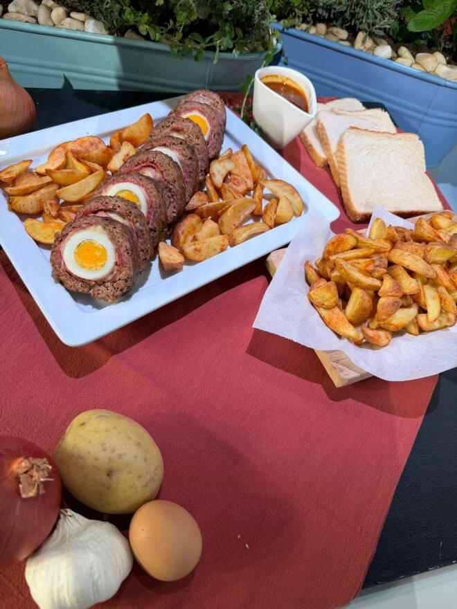 Φτιάξε μόνος/ η σου ρολό κιμά γεμιστό με αυγά και μπέικον