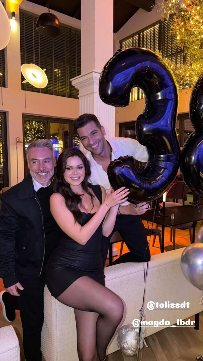 Ο Μάνος Ιωάννου το… έκαψε με φίλους σε γνωστό στέκι των νότιων προαστίων